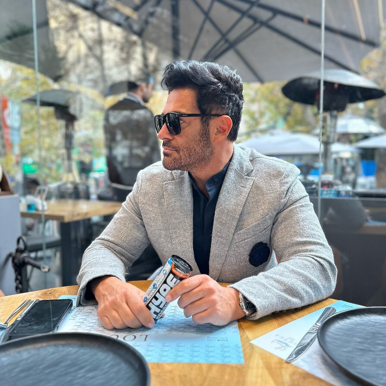 عکس| محمدرضا گلزار با یک کت‌شلوار شیک در رستوران لوکس تهران