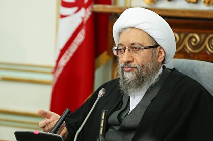 آملی لاریجانی: کارگران و بازنشستگان صورتشان را با سیلی سرخ نگاه می‌دارند