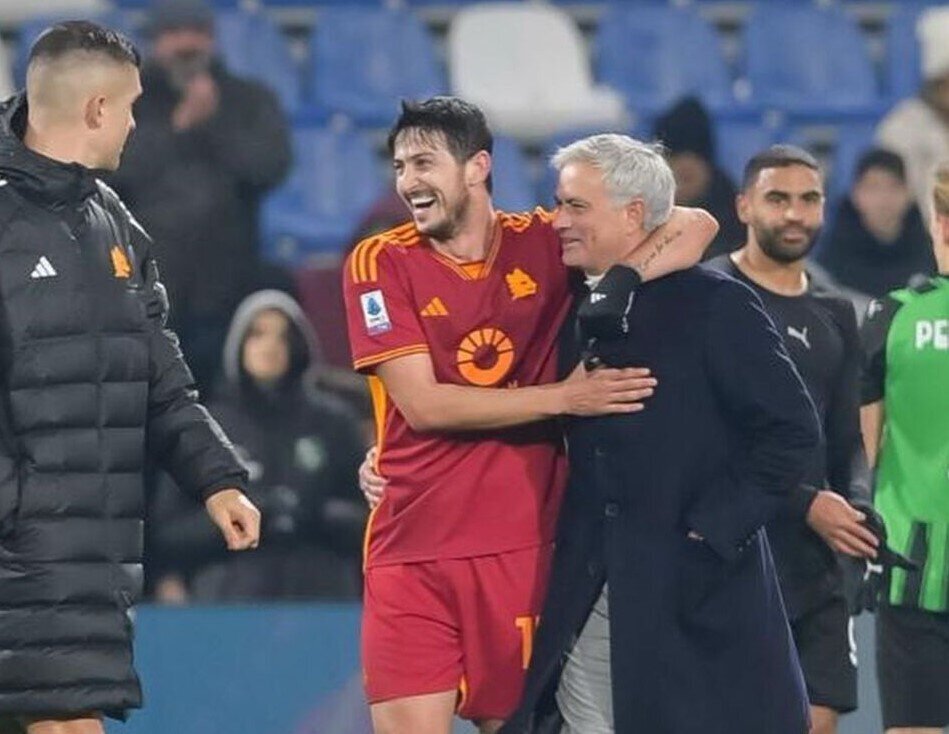 عکس| رابطه گرم سردار با مورینیو خبرساز شد! عکس| رابطه گرم سردار با مورینیو خبرساز شد!