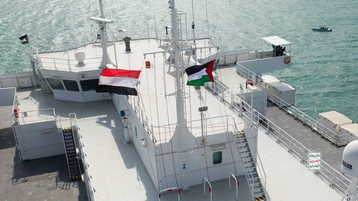 عکس| جشن فارغ‌التحصیلی دانشجویان یمنی با شلوار زردرنگ بر روی کشتی توقیف شده اسرائیلی