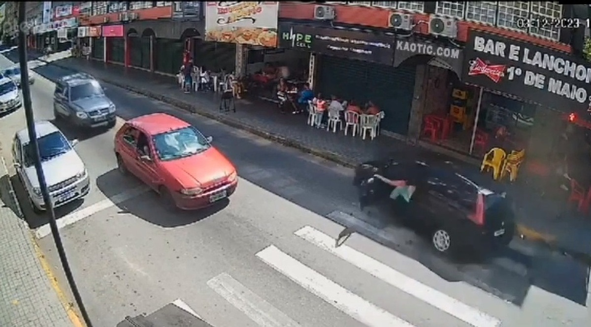 فیلم| راننده زن با بی‌احتیاطی مشتریان رستوران را زیر گرفت