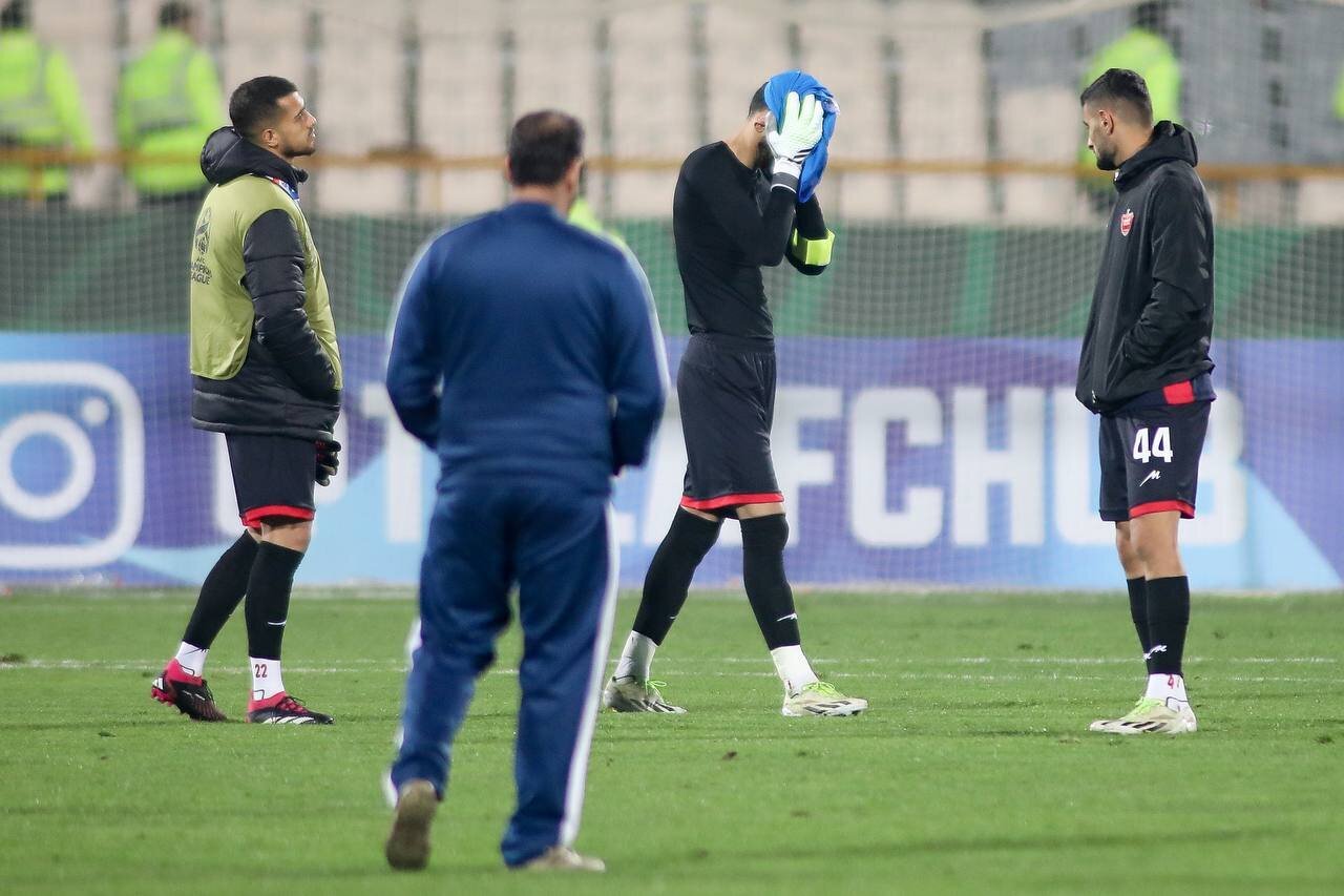 عکس| بیرو اشکهایش را با لباس آبی رقیب پاک کرد عکس| بیرو اشکهایش را با لباس آبی رقیب پاک کرد