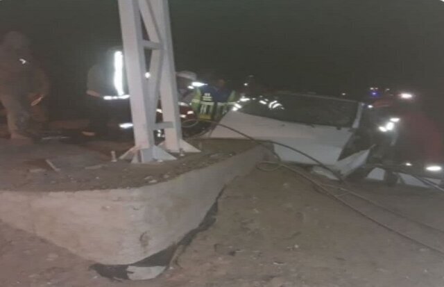 عکس| برخورد مرگبار پراید با پایه سیمانی ۵ کشته داد! عکس| برخورد مرگبار پراید با پایه سیمانی ۵ کشته داد!