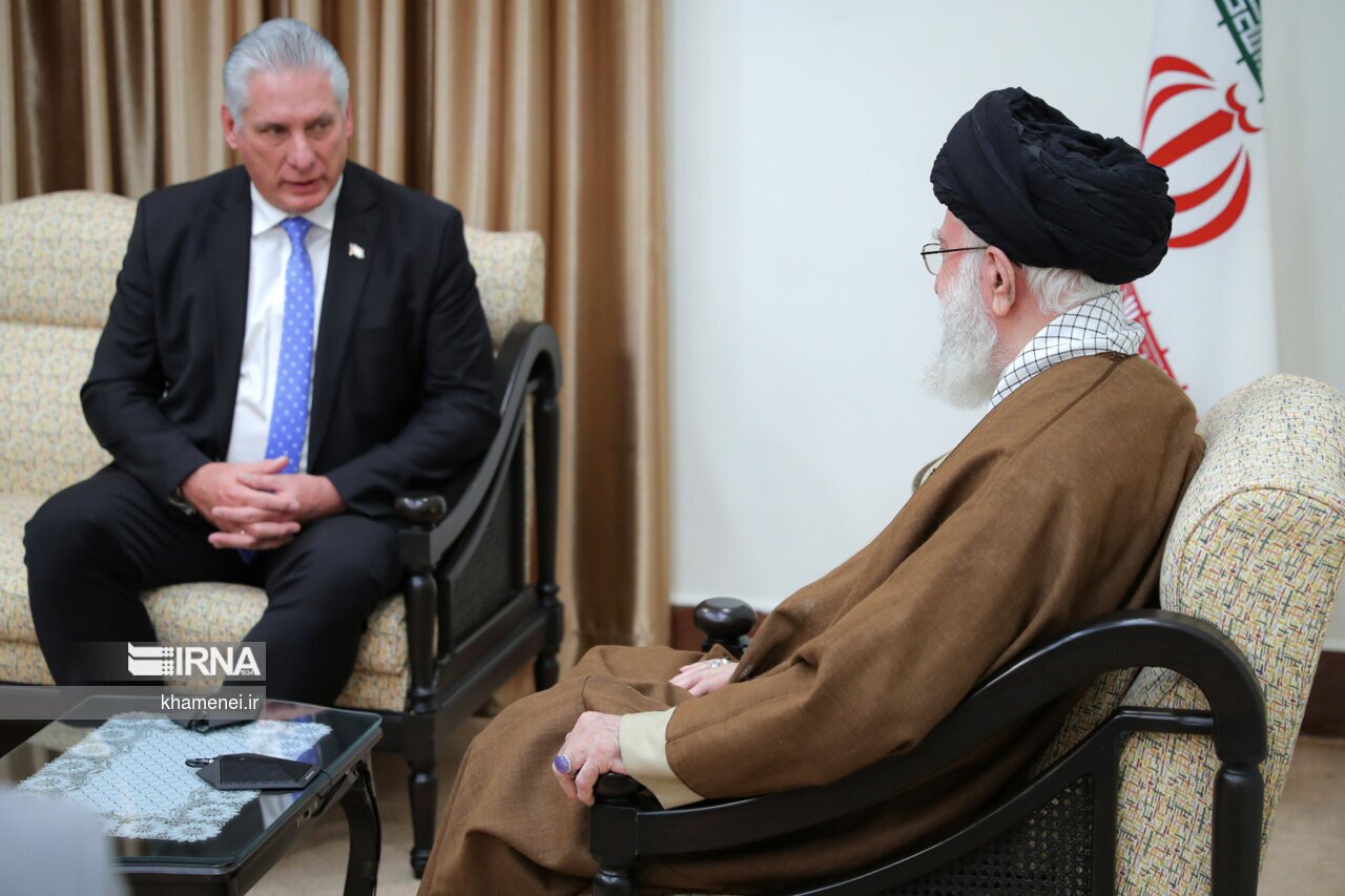 عکس| انگشتر بنفش رهبر انقلاب در دیدار با رئیس‌جمهور کوبا