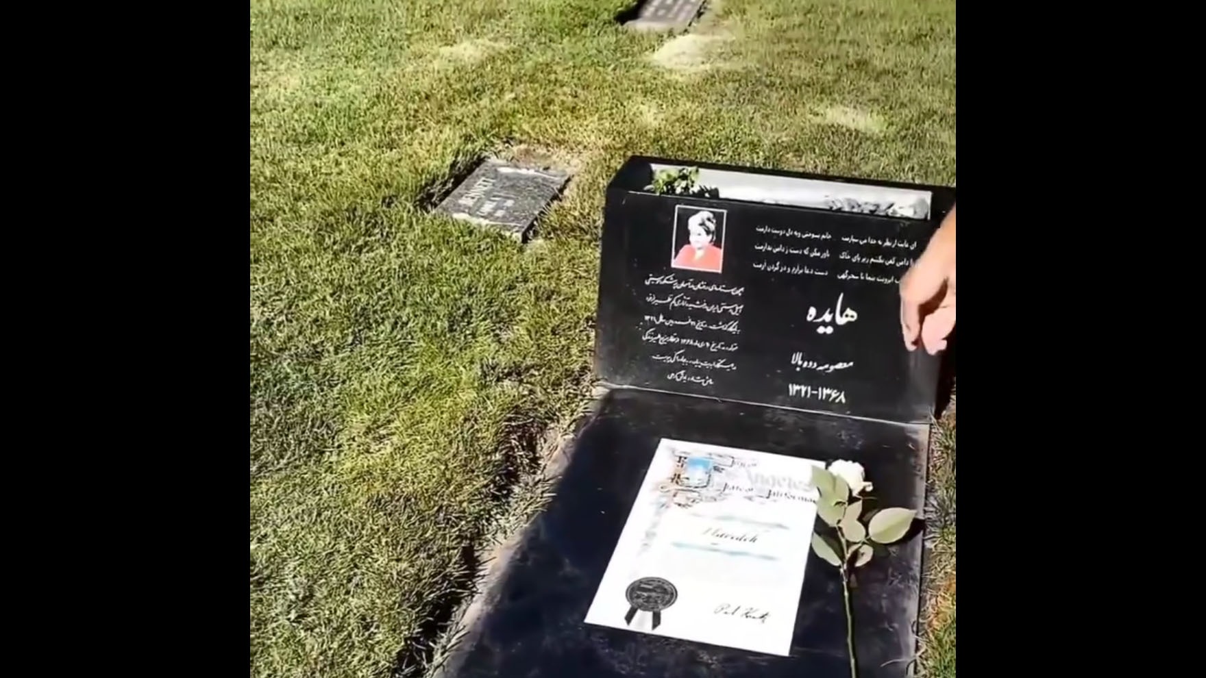 تصویری از سنگ قبر هایده خواننده معروف و مشهور لس آنجلسی
