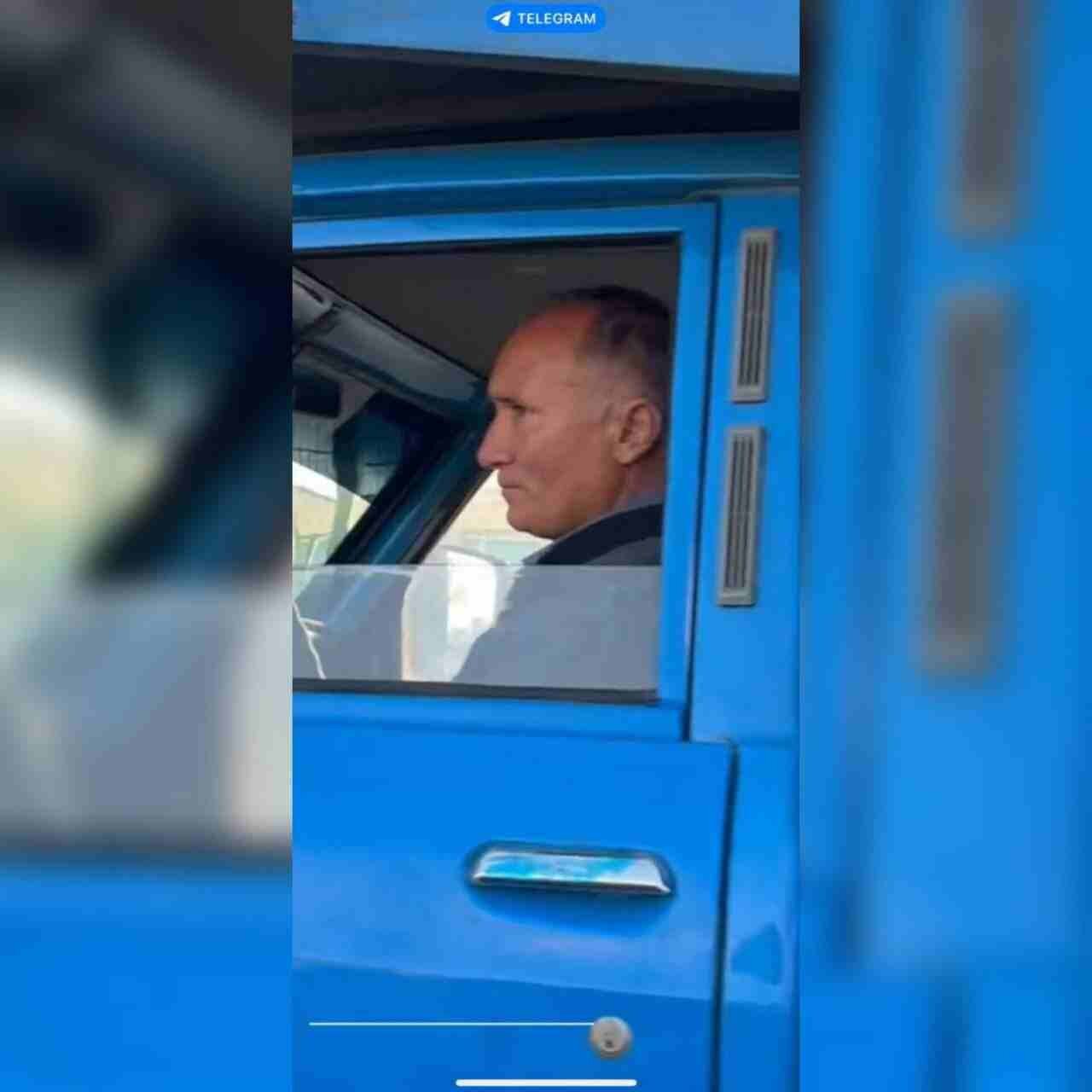 عکس| شباهت عجیب راننده نیسان آبی به ولادیمیر پوتین در اتوبان همت تهران!