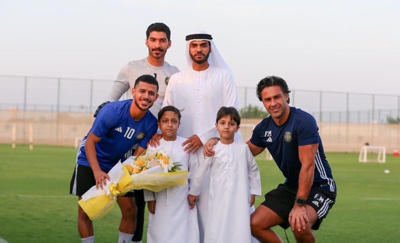 عکس‌|  قلب مردم ذوب شد؛ حرکت زیبای فرهاد مجیدی و مهدی قائدی در امارات!