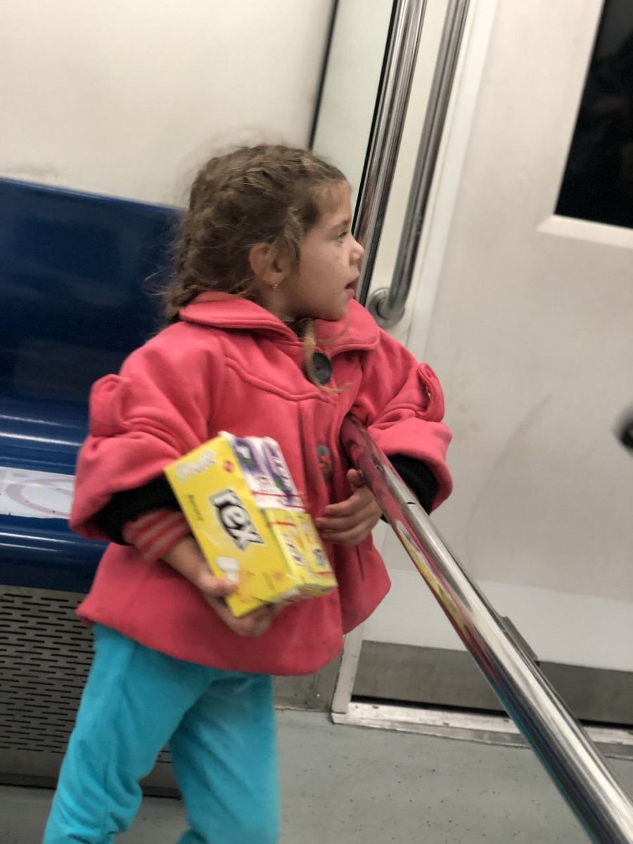 عکس| قلب مردم ذوب شد؛ دستفروشی کودک خردسال در مترو!