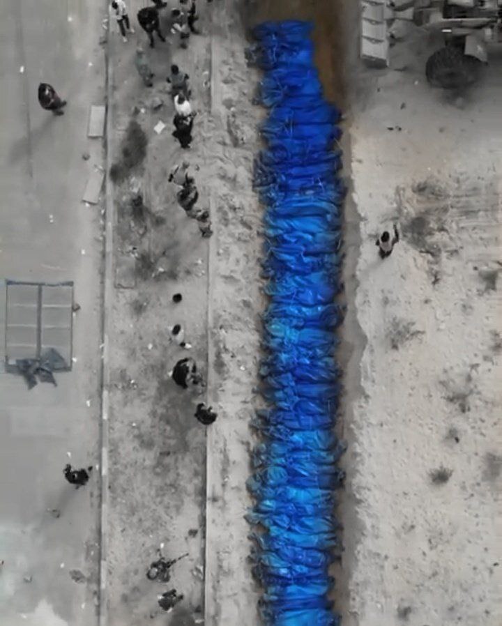 تصویری تلخ و دردناک از یک گور دستهجمعی در غزه تصویری تلخ و دردناک از یک گور دستهجمعی در غزه