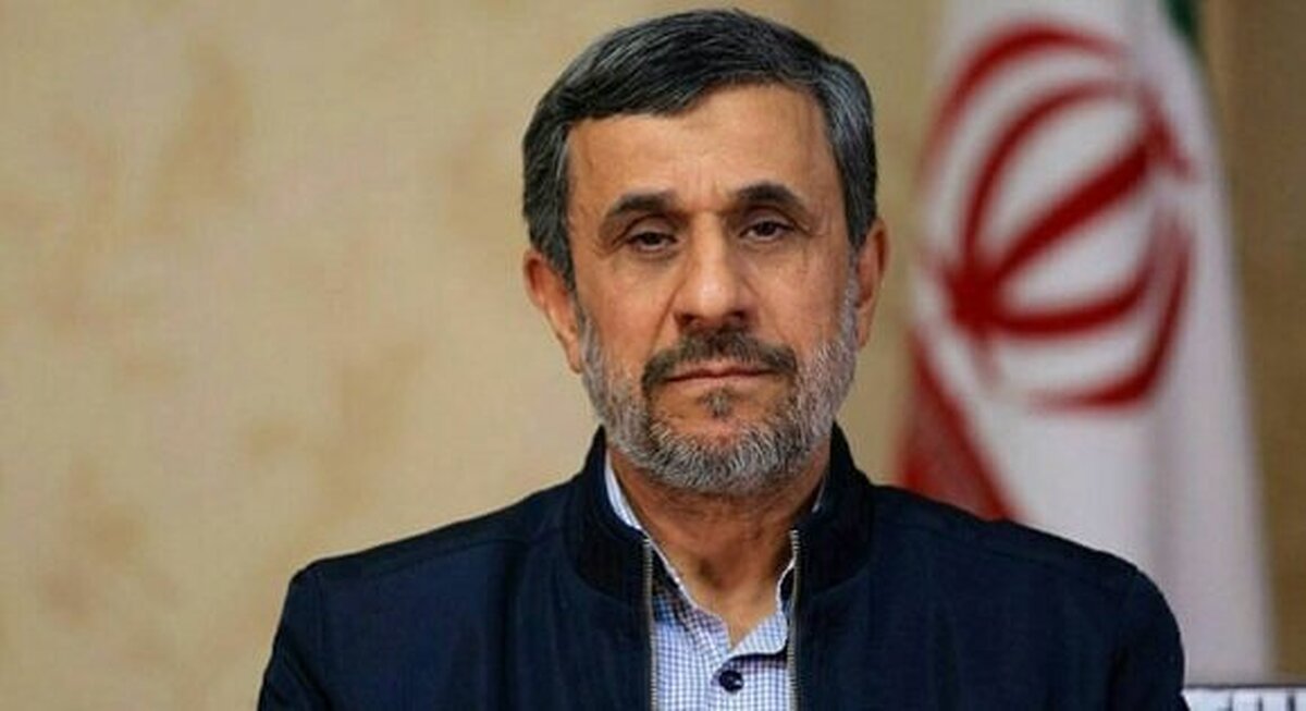 عکس| اولین عکس محمود احمدی‌نژاد در روزنامه‌ها؛ یک تابلوی کج بالای سرش!