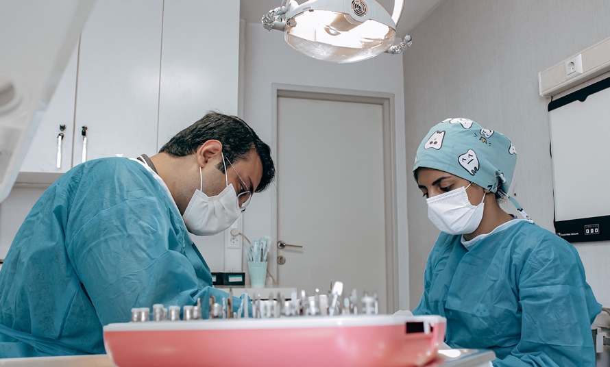 آیا ایمپلنت باعث سرطان میشود؟ از شایعه تا واقعیت! آیا ایمپلنت باعث سرطان میشود؟ از شایعه تا واقعیت!