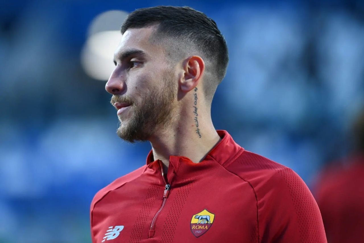 عکس| خالکوبیِ فارسیِ بازیکن آ اس رم! عکس| خالکوبیِ فارسیِ بازیکن آ اس رم!