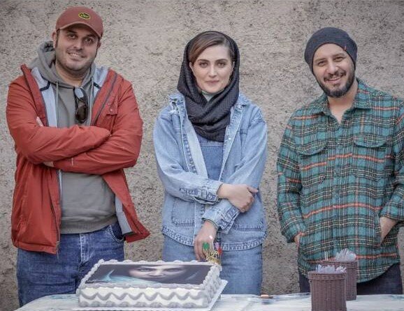 صمیمیت الناز ملک با جواد عزتی در روز تولدش صمیمیت الناز ملک با جواد عزتی در روز تولدش