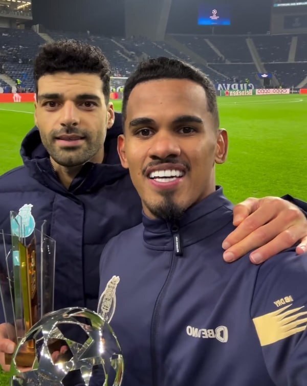 عکس| جایزه خاص پورتو به مهدی طارمی رسید عکس| جایزه خاص پورتو به مهدی طارمی رسید