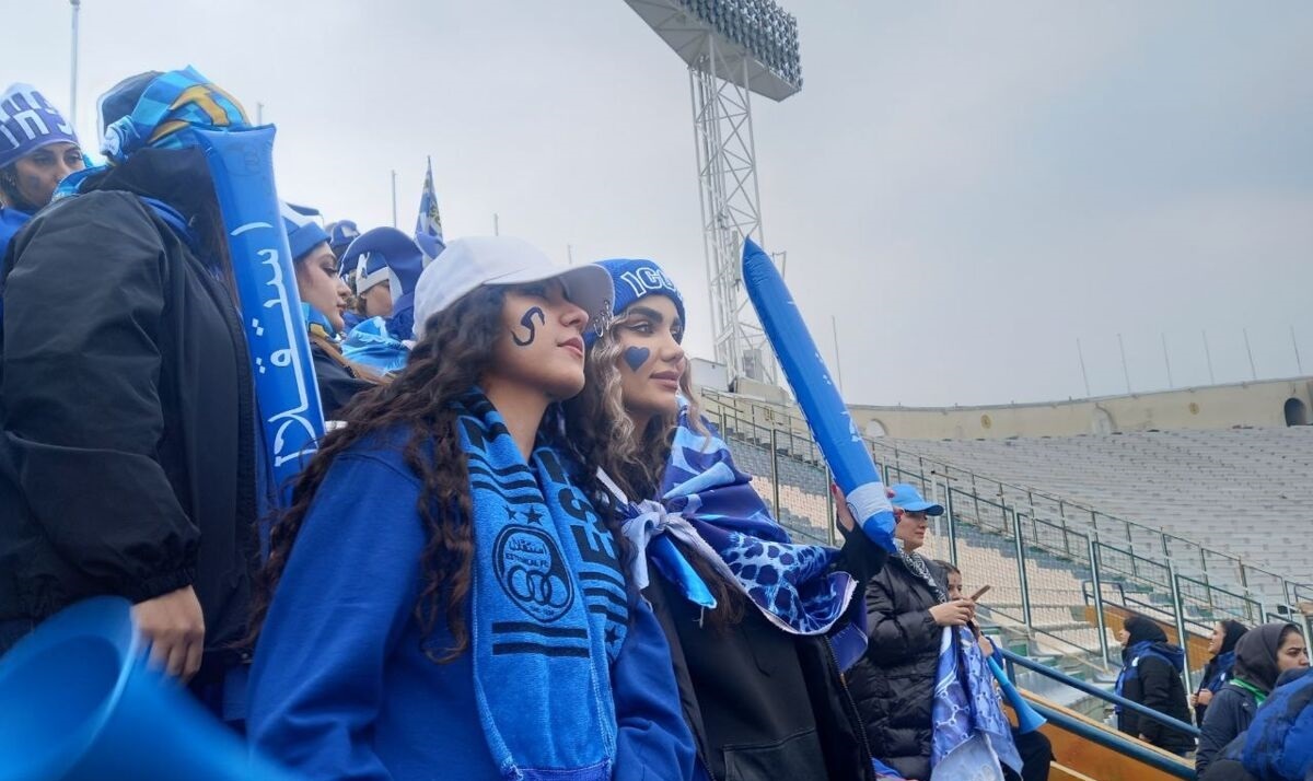 تصاویر| تیپ و استایل جذاب دختران پرسپولیسی و استقلالی روی سکو‌های آزادی