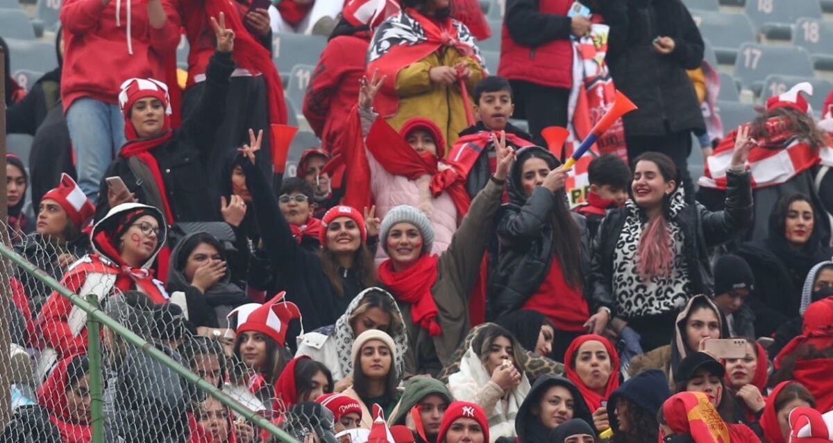 تصاویر| تیپ و استایل جذاب دختران پرسپولیسی و استقلالی روی سکو‌های آزادی