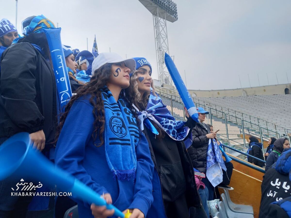 عکس| تیپ و استایل جذاب دختران پرسپولیسی و استقلالی روی سکو‌های آزادی
