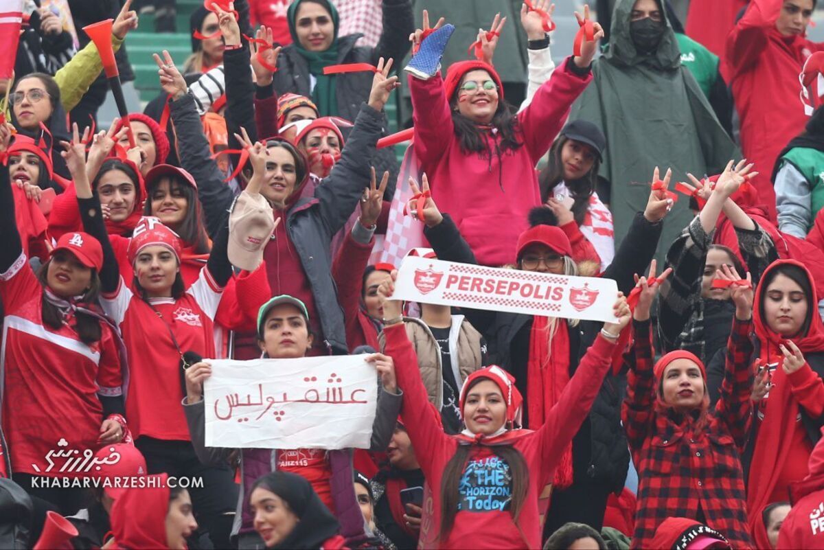 عکس| تیپ و استایل جذاب دختران پرسپولیسی و استقلالی روی سکو‌های آزادی