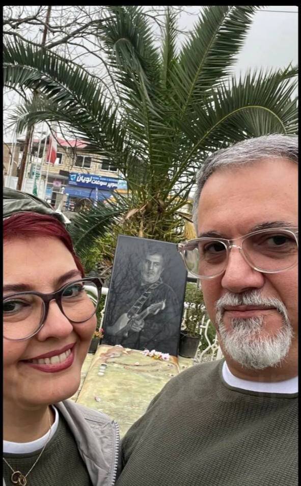 عکس| سلفی آناهیتا همتی و همسرش بر سر مزار خواننده مشهور