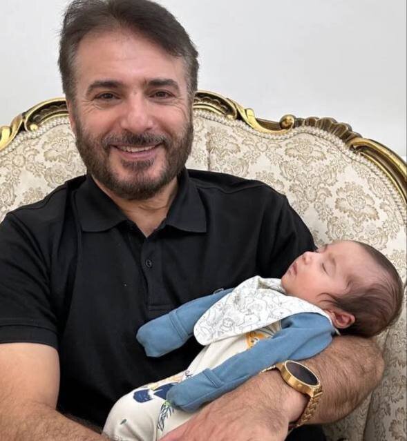 عکس|‌ ذوق زدگی سید جواد هاشمی از دو ماهگی نوه‌اش
