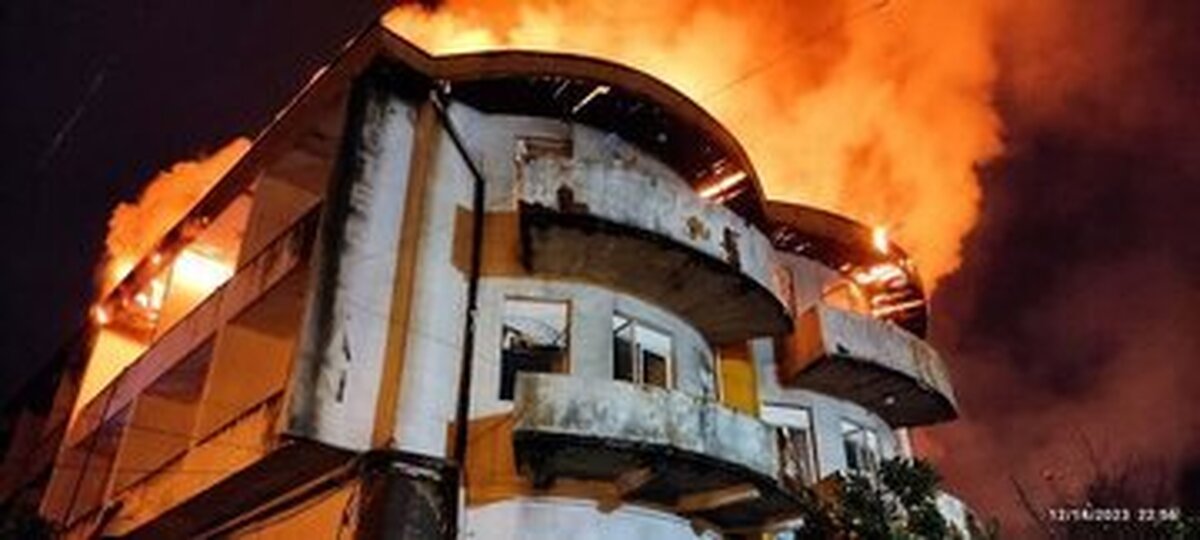 عکس| هتل قدیمی در آتش سوخت