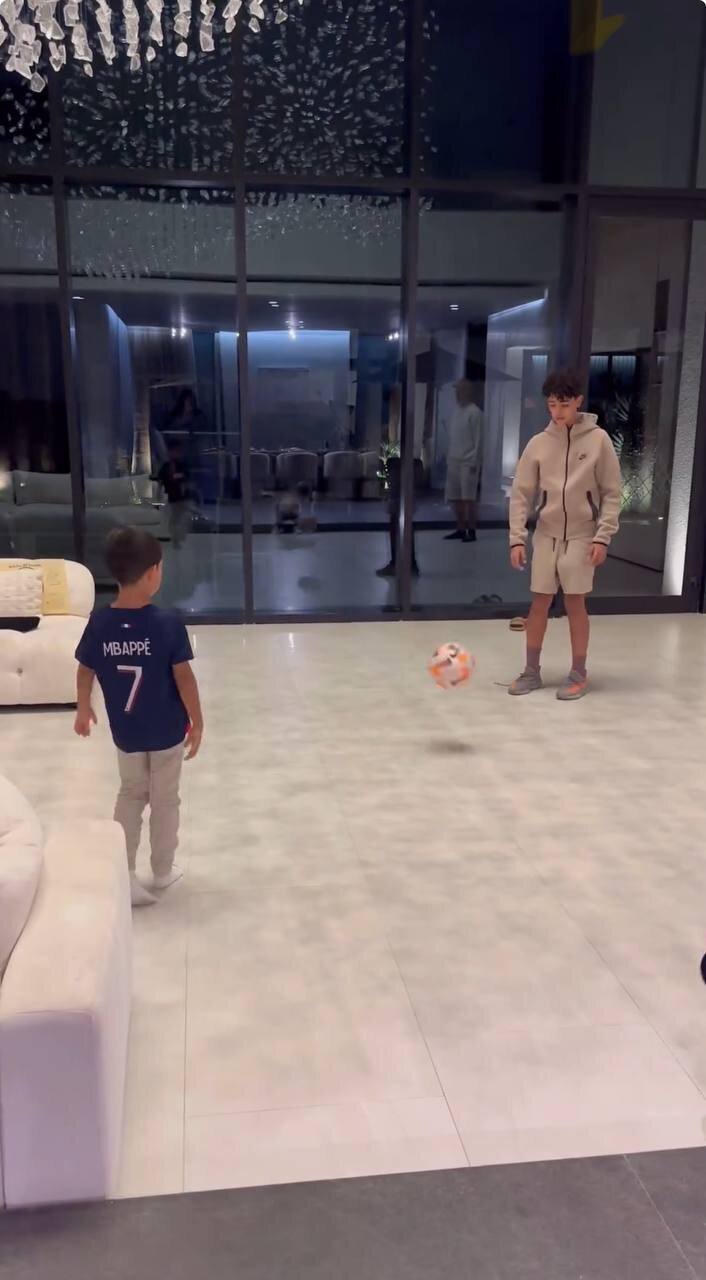 عکس‌| پیراهن امباپه بر تن پسر رونالدو!