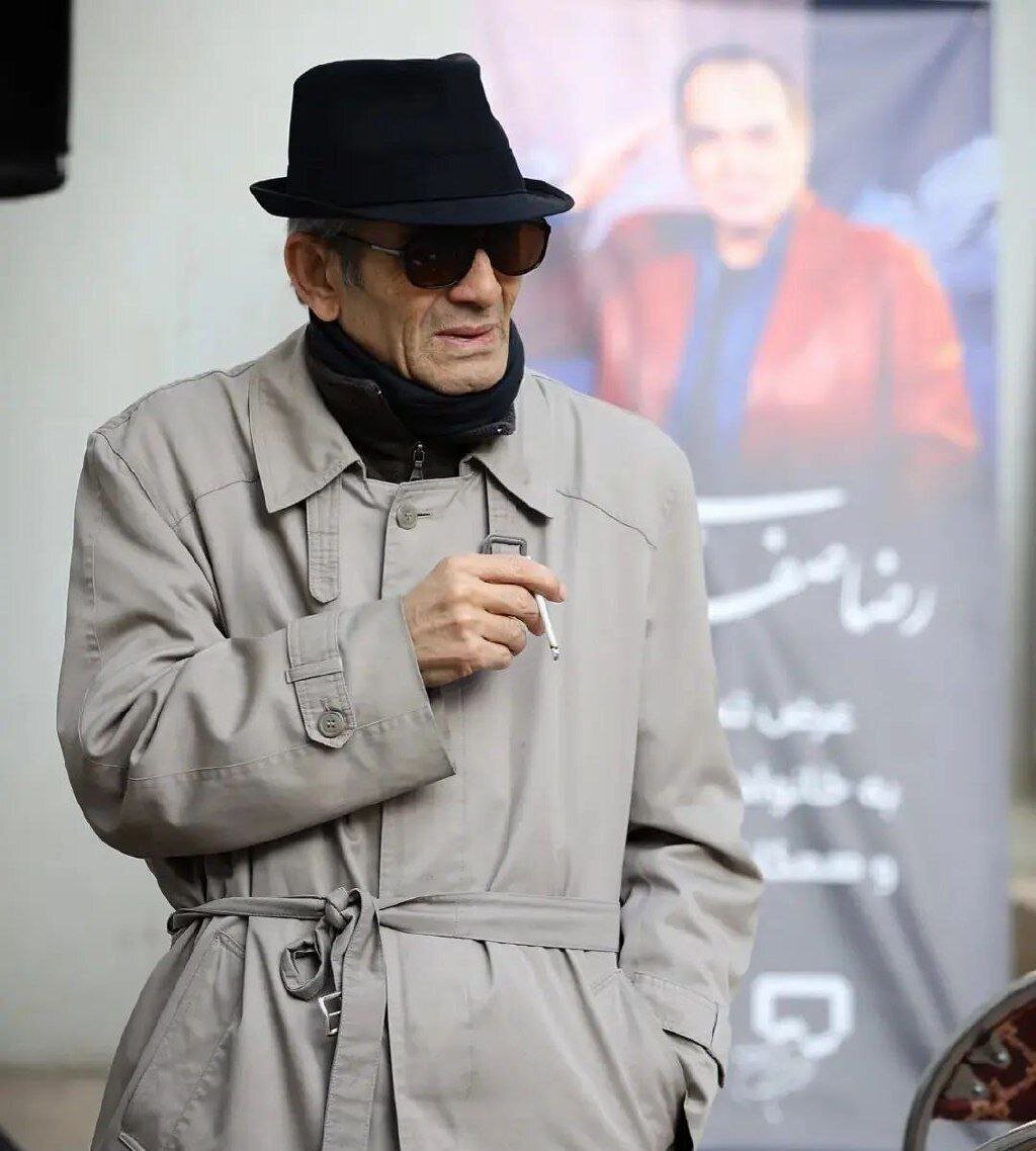 عکس| استایل عجیب محمد شیری در مراسم تشییع رضا صفایی‌پور؛ کاراگاه گجت؟