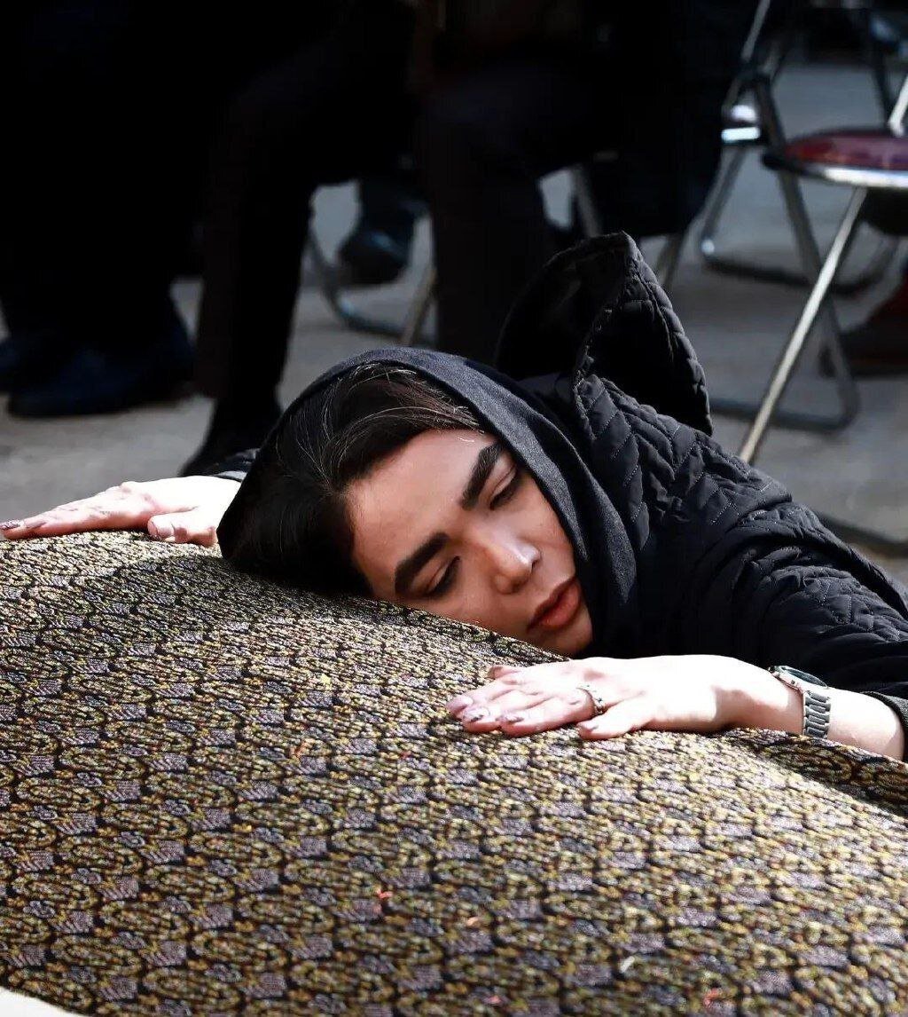 عکس| تصویر تلخ از دختر رضا صفایی‌پور؛ به آغوش کشیدن تابوت پدر