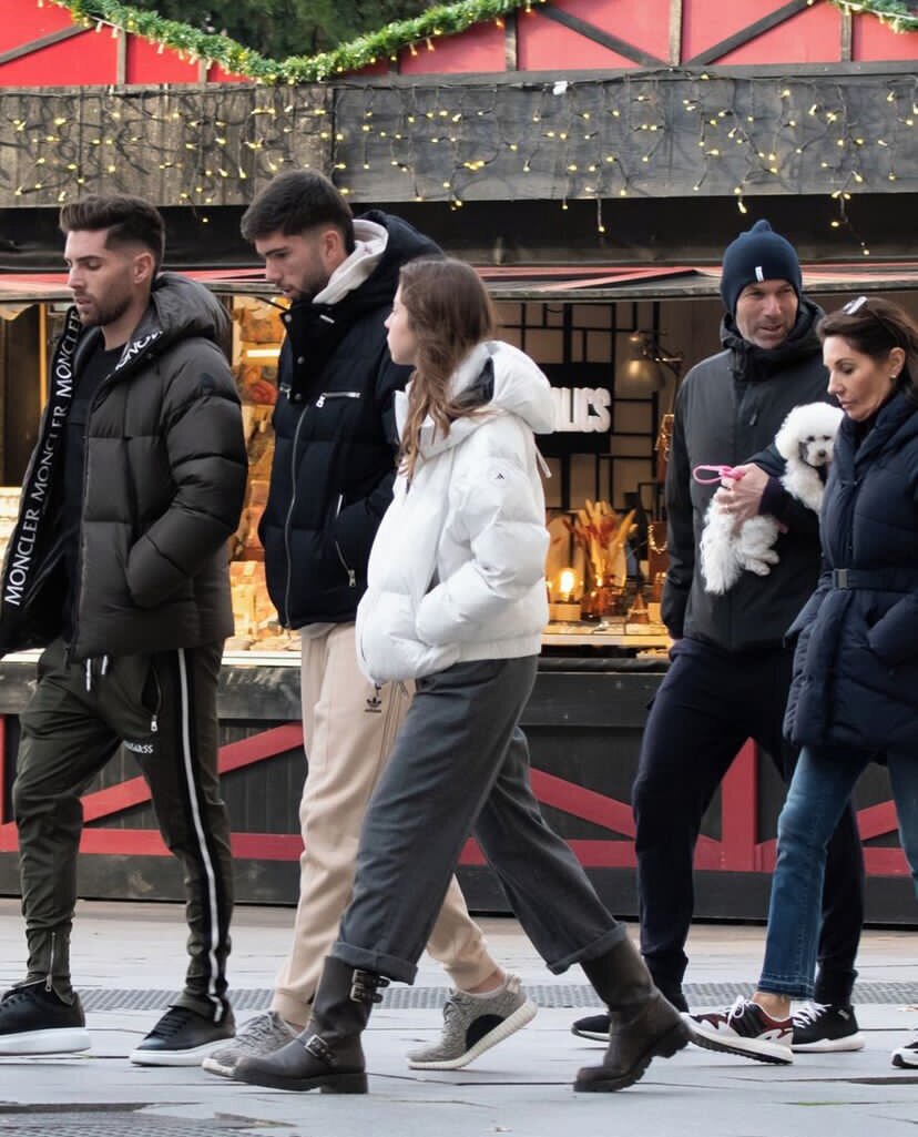 عکس| گشتوگذار زیدان و خانوادهاش در روزهای کریسمسی مادرید عکس| گشتوگذار زیدان و خانوادهاش در روزهای کریسمسی مادرید