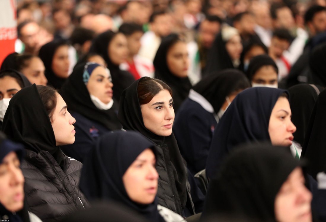 عکس| پوشش متفاوت دختر تکواندوکار در دیدار با رهبری