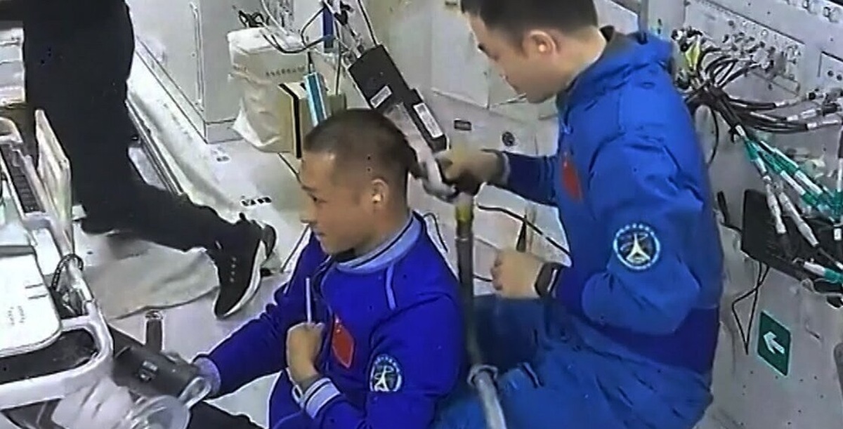 فیلم| فضانوردان در ایستگاه فضایی چگونه موی سرشان را اصلاح می‌کنند؟
