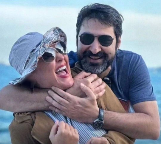 عکس | خنده های لاله اسکندری در آغوش برادرش!