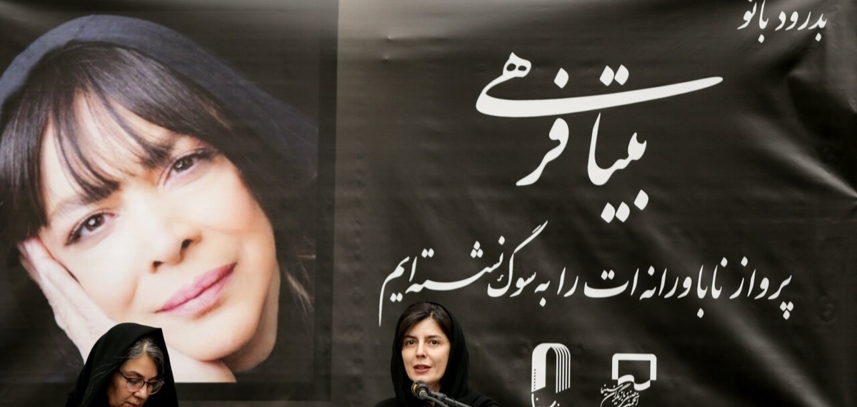 عکس| چهره غمگین لیلا حاتمی در مراسم تشییع بیتا فرهی