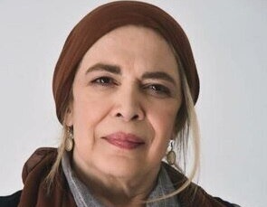 عکس| گریههای سوزناک دختر بیتا فرهی زیر تابوت مادرش