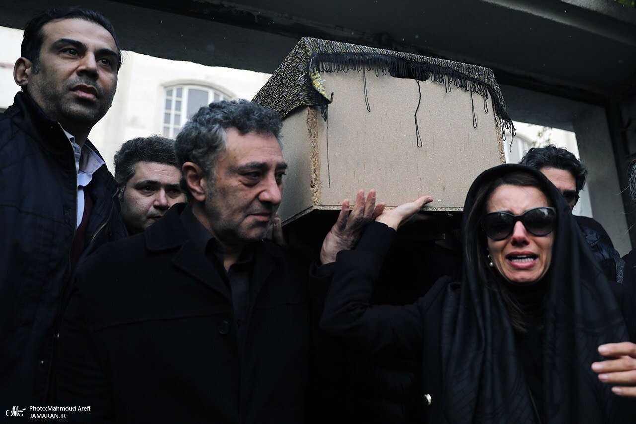 عکس |گریههای سوزناک دختر بیتا فرهی زیر تابوت مادرش عکس |گریههای سوزناک دختر بیتا فرهی زیر تابوت مادرش