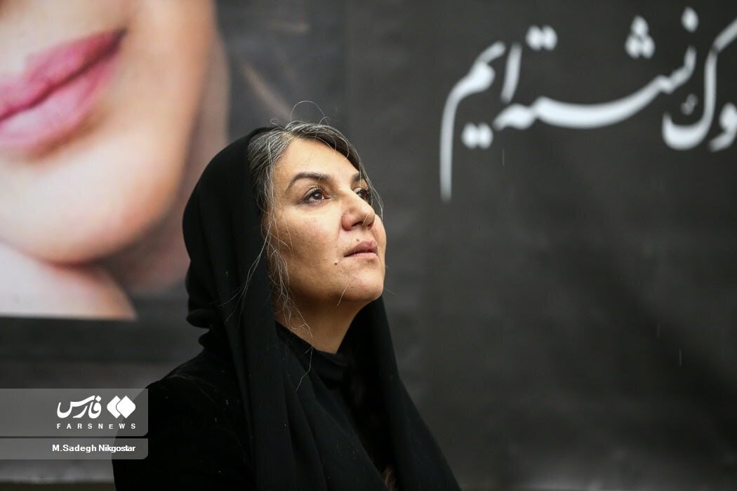 عکس| حال پریشان ستاره اسکندری در مراسم تشییع جنازه بیتا فرهی