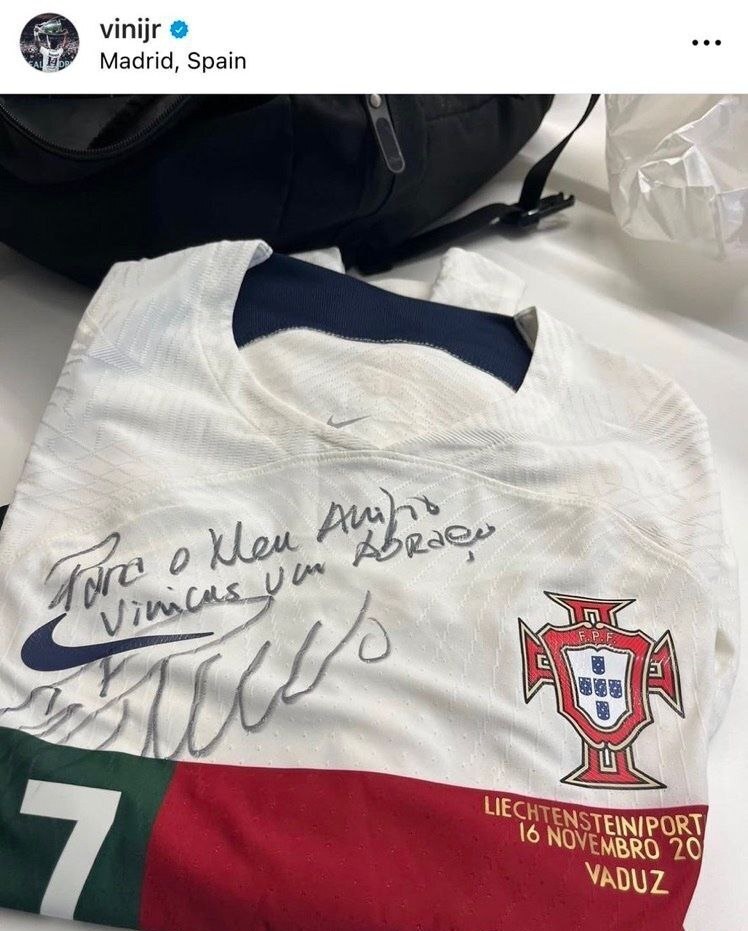 عکس| هدیه ویژهی کریستیانو رونالدو به ستاره رئال مادرید عکس| هدیه ویژهی کریستیانو رونالدو به ستاره رئال مادرید