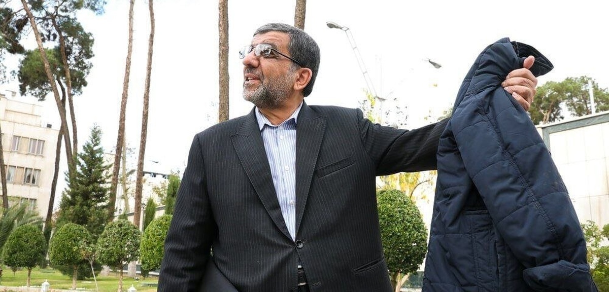تصاویر| ژست‌های خاص ضرغامی در حیاط دولت مقابل دوربین عکاسان