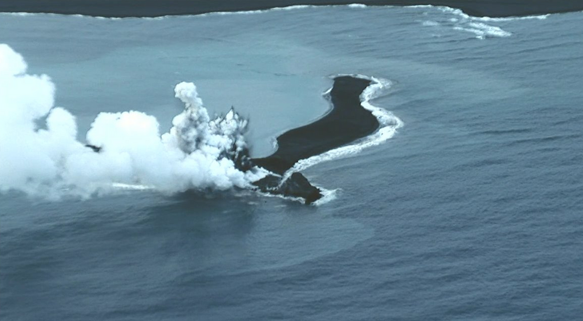 فیلم| فوران آتشفشان در جزیره نی‌ایجیما ژاپن!