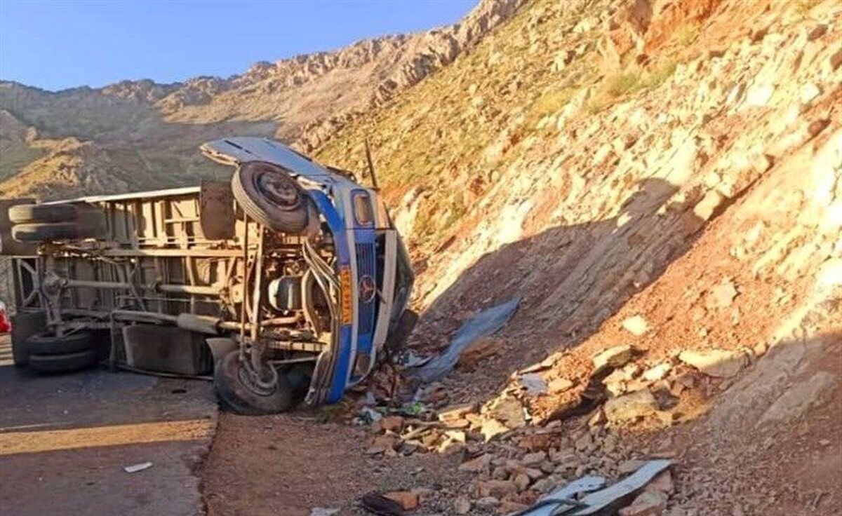 فیلم| مصدومیت 16 دانش آموز در دلفان بر اثر واژگونی مینی‌بوس