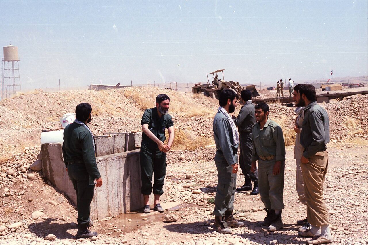 تصاویری دیده نشده از رهبر انقلاب در لباس سپاه در حال وضو گرفتن، سینه زدن و غذا خوردن