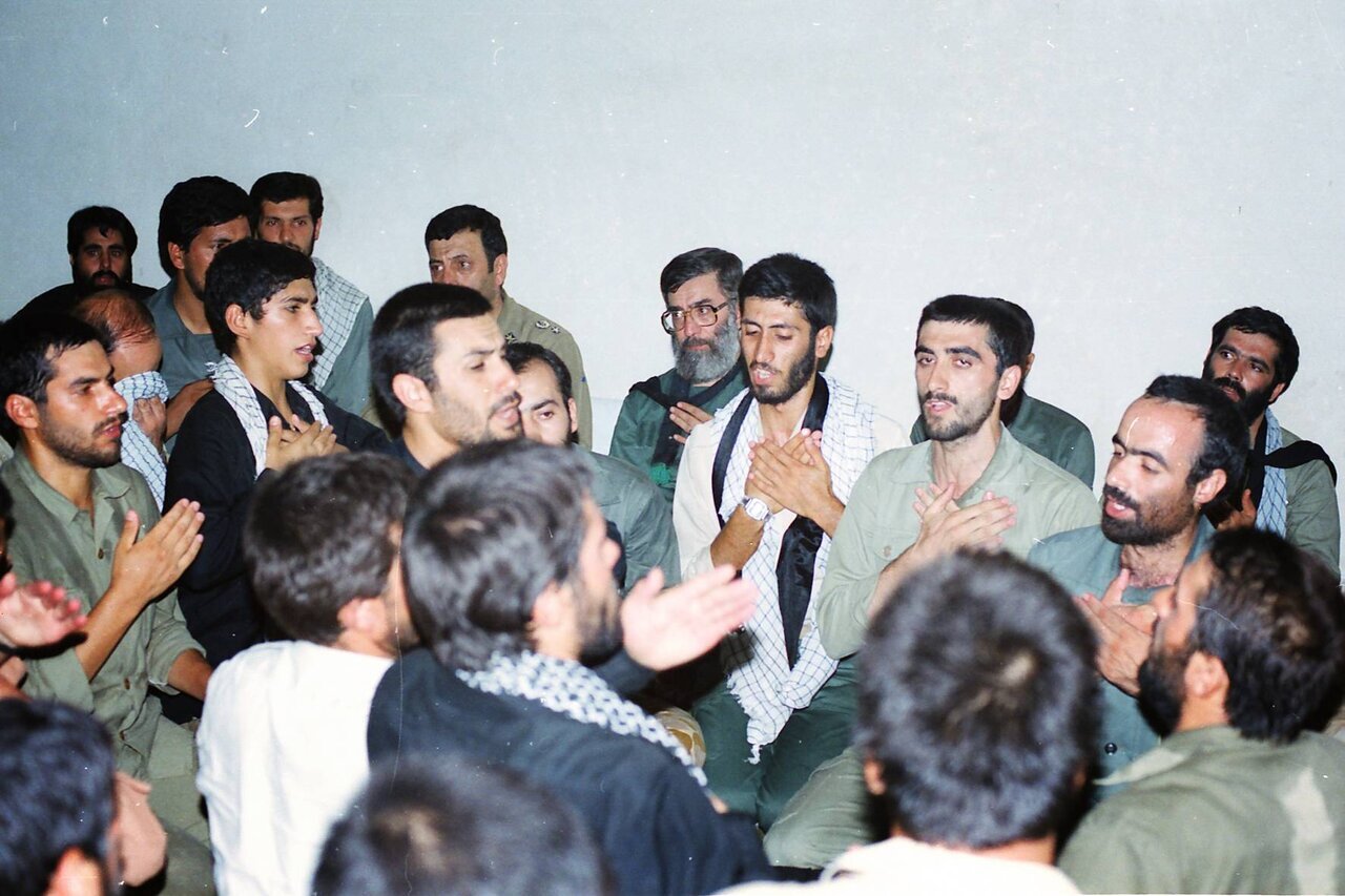 تصاویری دیده نشده از رهبر انقلاب در لباس سپاه در حال وضو گرفتن، سینه زدن و غذا خوردن