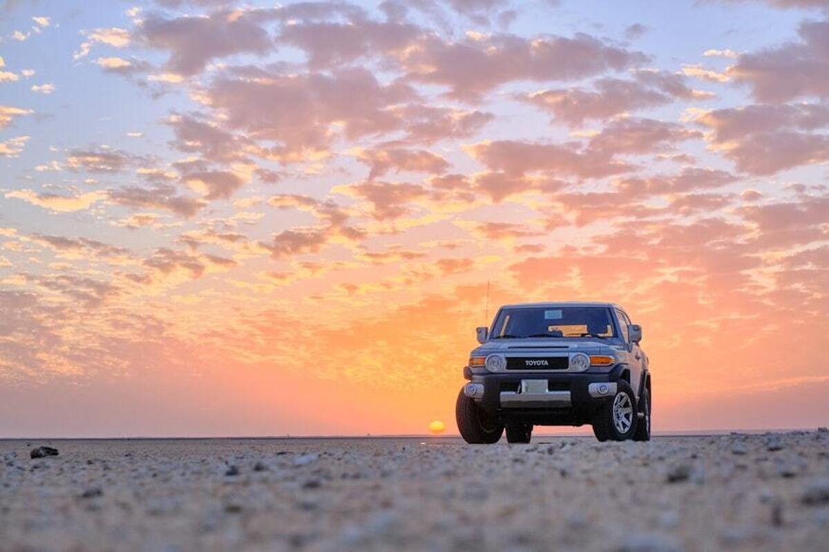 فیلم| پرت شدن وحشتناک راننده خودرو واژگون شده در ساحل