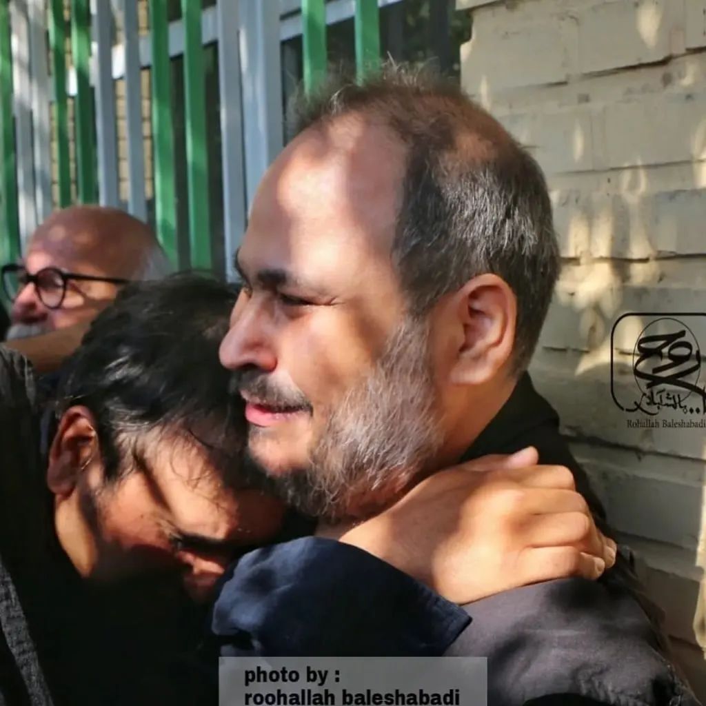 تصویری از حضور زنده یاد رضا داودنژاد در مراسم تشییع مهرجویی تصویری از حضور زنده یاد رضا داودنژاد در مراسم تشییع مهرجویی