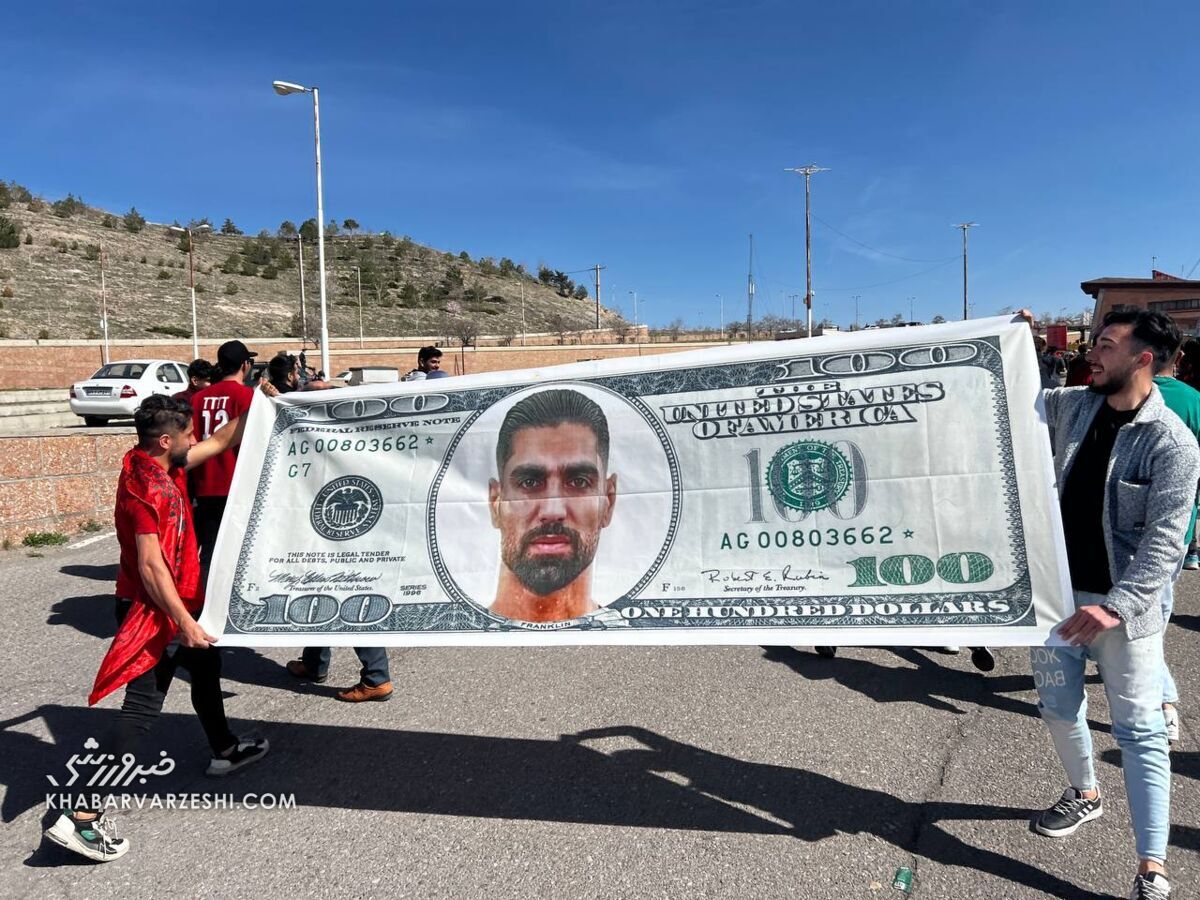 عکس| طعنه سنگین هواداران تراکتور به آقای گل لیگ برتر با ۱۰۰ دلاری عکس| طعنه سنگین هواداران تراکتور به آقای گل لیگ برتر با ۱۰۰ دلاری