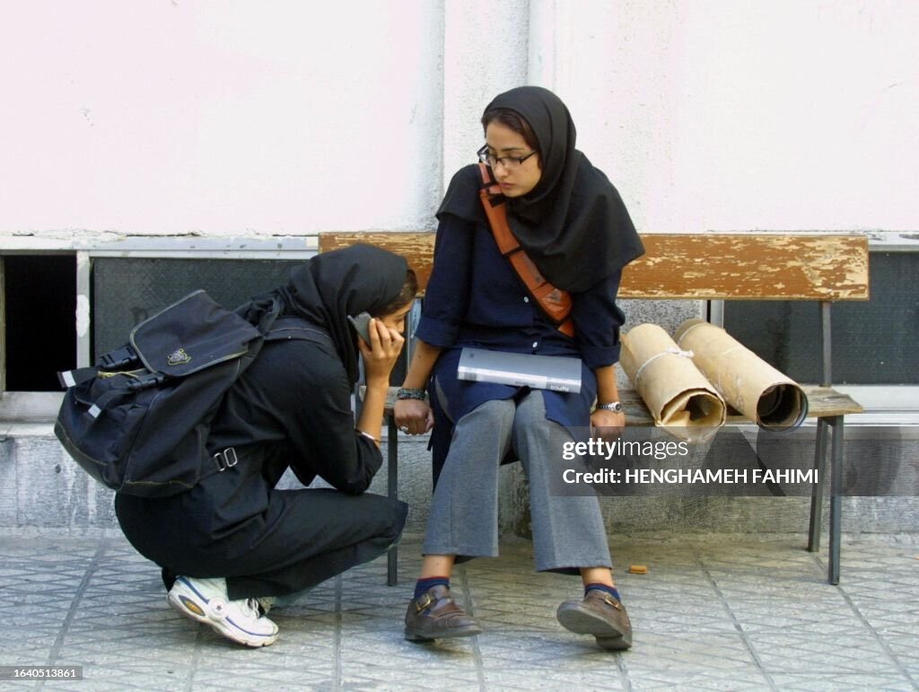 عکس| تیپ جالب دو دانشجوی رشته هنر در سال ۸۱