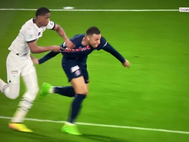 عکس| امباپه چه شانسی آورد کتک نخورد!