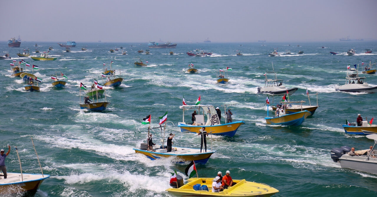 تصاویر| رژه شناورهای مردمی هرمزگان در خلیج فارس
