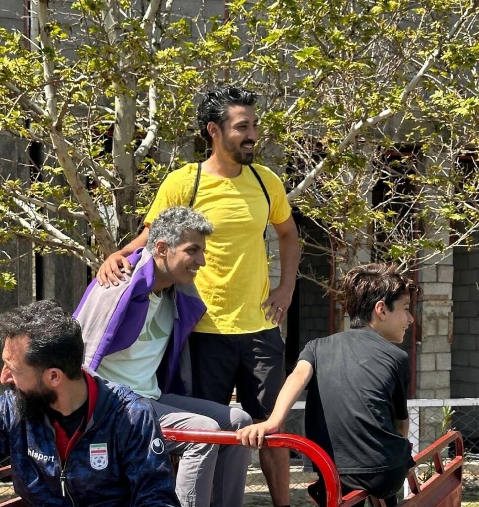 عکس| ژست بامزه عادل فردوسی‌پور و گوچی پشت موتور