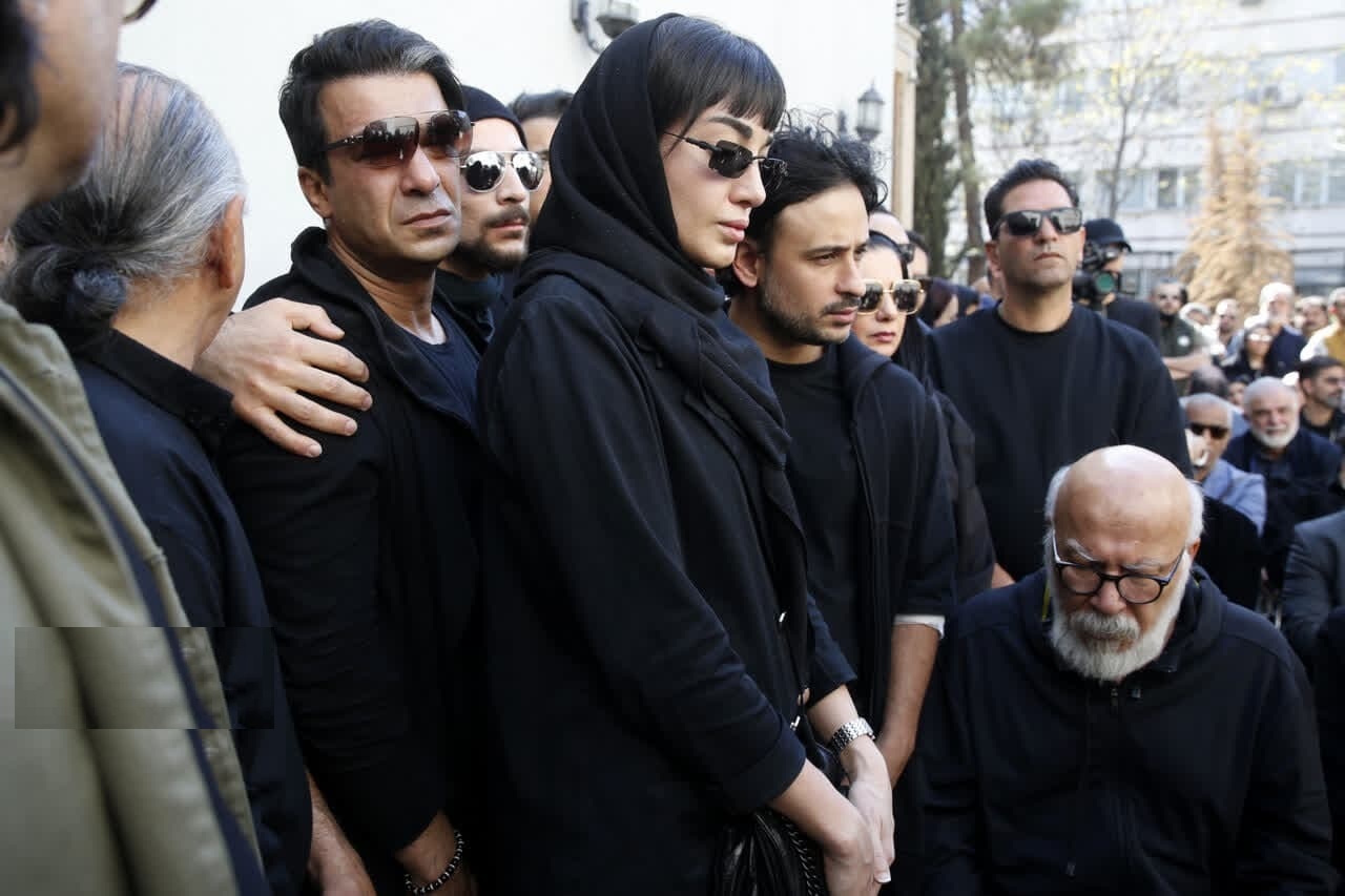 عکس | وداع دردناک پدر رضا داودنژاد با جنازه پسرش